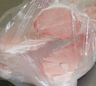 黒豚カット工場で清潔に包装された豚肉